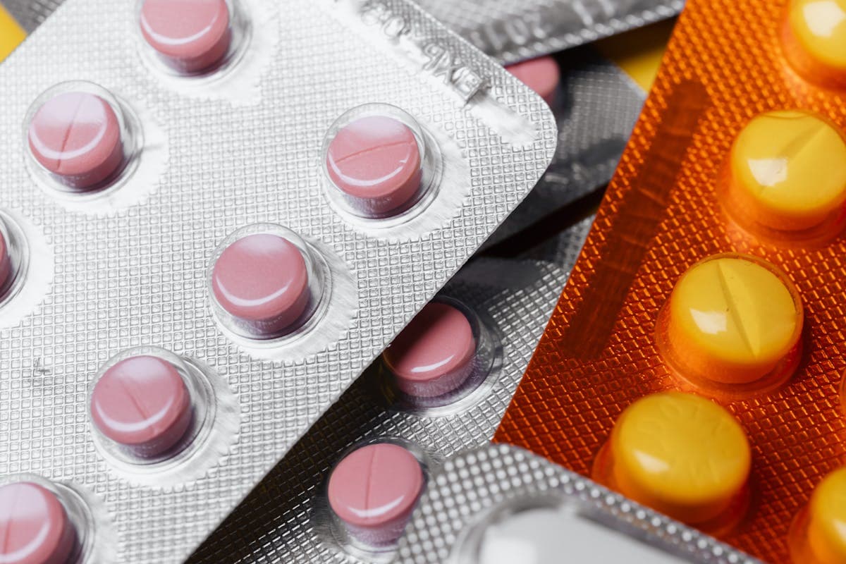 Comment lire une notice de médicament : posologie, interactions et mises en garde