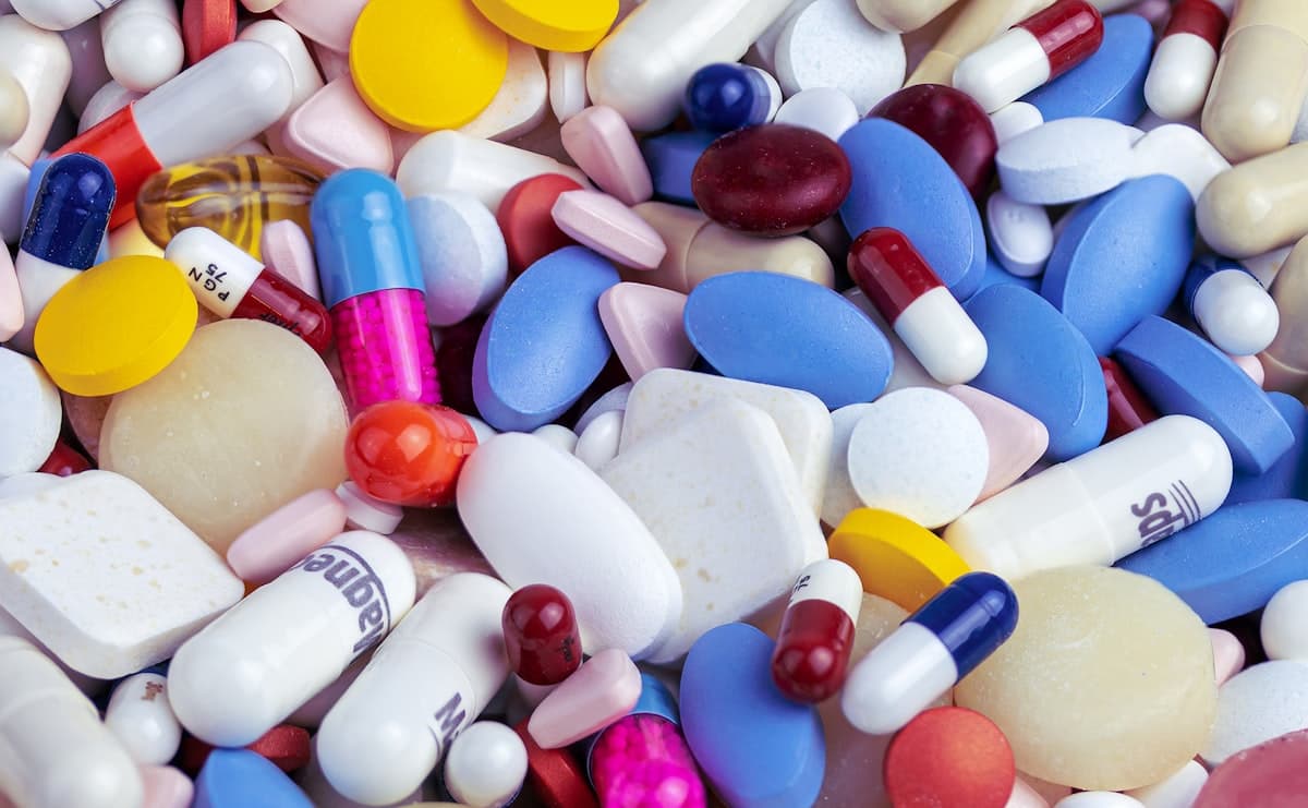 Complément Alimentaire ou Médicament : Quand Ça Soigne Vraiment, et Quand C'est Juste une Pilule Plus Chère