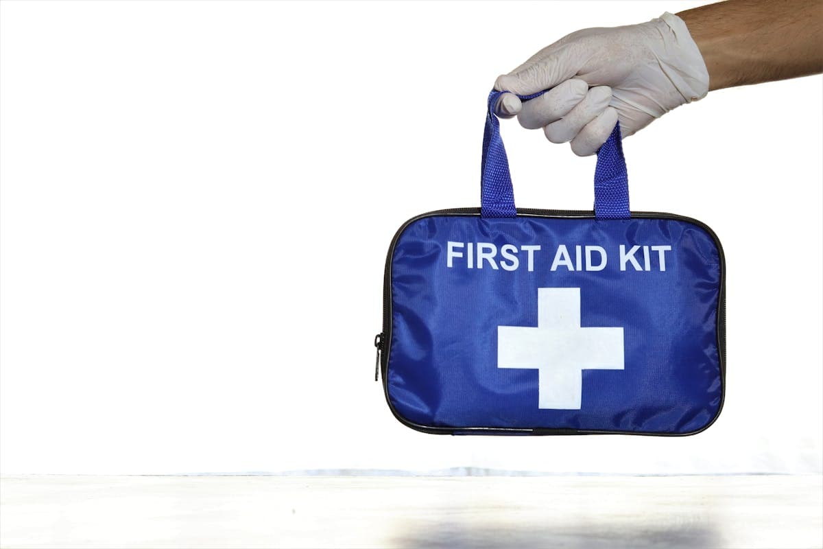 Ce que doit contenir la trousse de secours de voiture (et ce que dit la loi)
