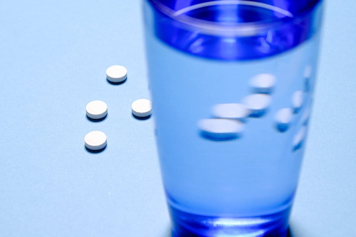 Médicaments et alcool : ce qu'il ne faut pas associer en été et en vacances